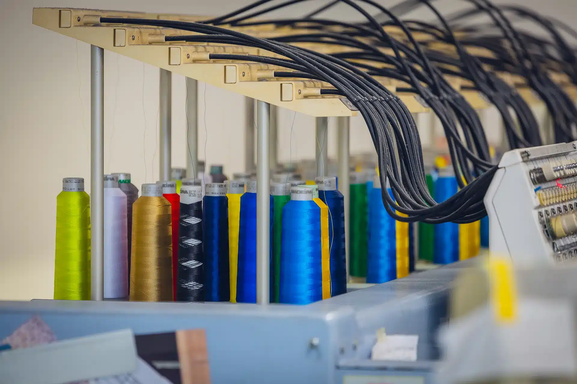 Impression textile ou broderie : quelle technique choisir pour votre textile personnalisé ?